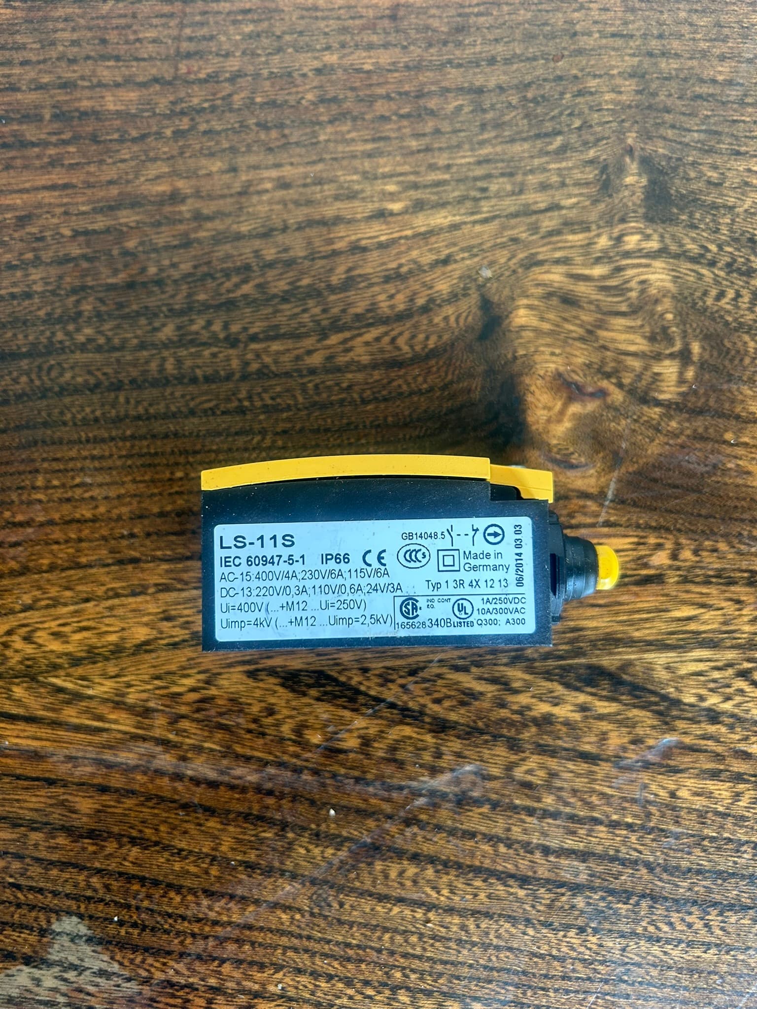 Eaton LS-Titan Series Plunger Limit Switch product photograph