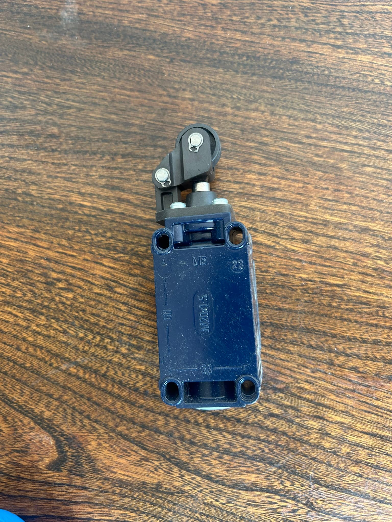 T1k 335-11z-M20 Limit Switch with Roller Actuator product photograph